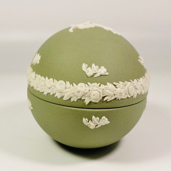 Vintage Wedgwood Green Jasperware Egg Trinket Wedgwood "Cupid On Rose Branch" - Picture 2 of 9